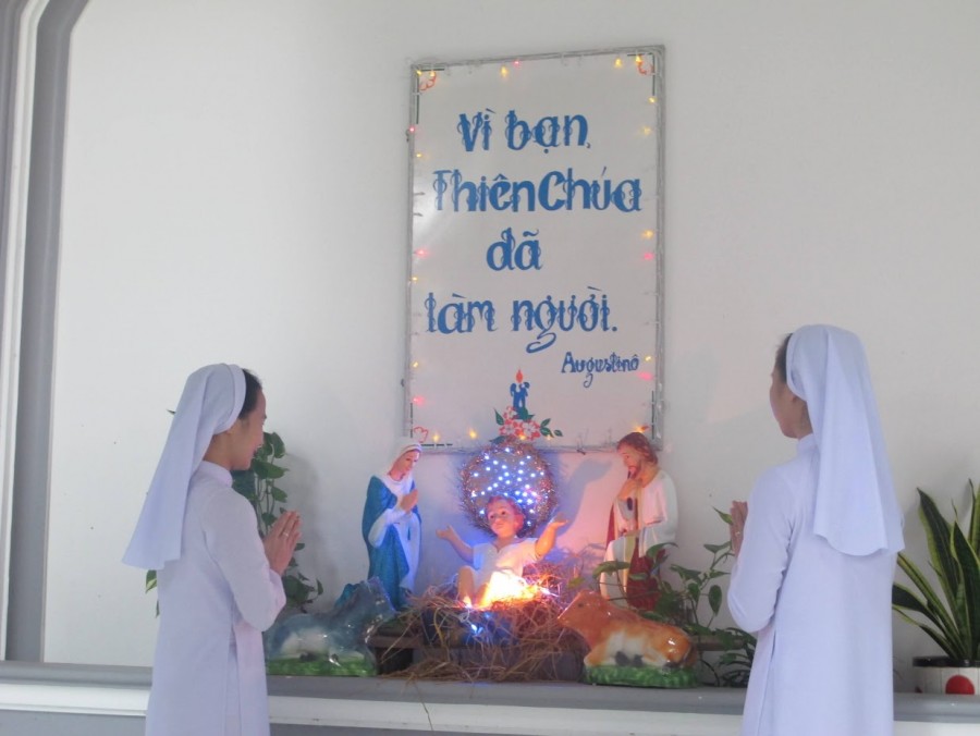 Hai bạn nhà thử đang chiêm ngắm hang đá. Ảnh: MTG Nha Trang