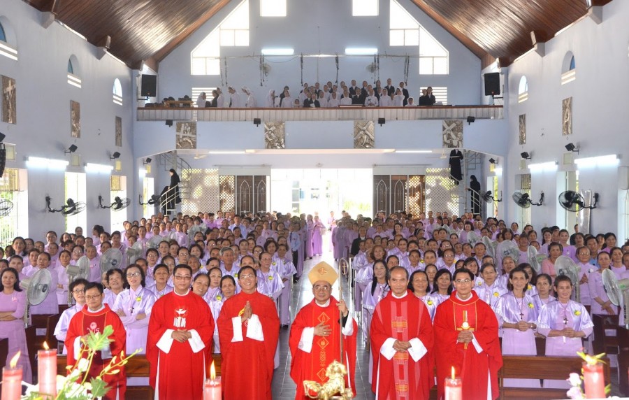 Qúy hội viện HHTHMTG và Đức Cha cùng quý Cha đồng tế 2019