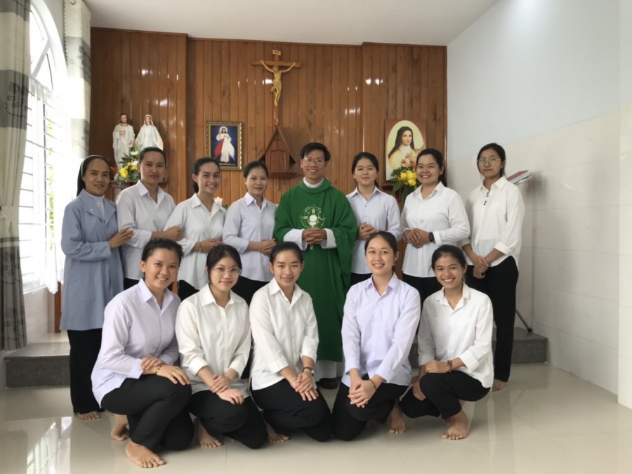 “AI LÀ NGƯỜI LỚN NHẤT TRONG NƯỚC TRỜI?”
