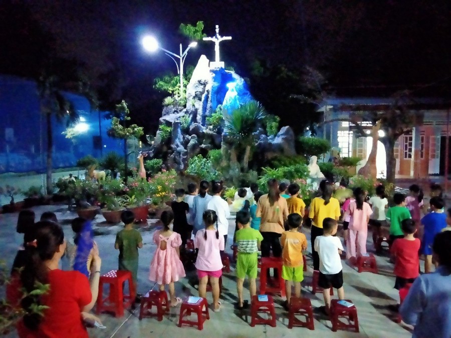 BÉ LẦN HẠT
