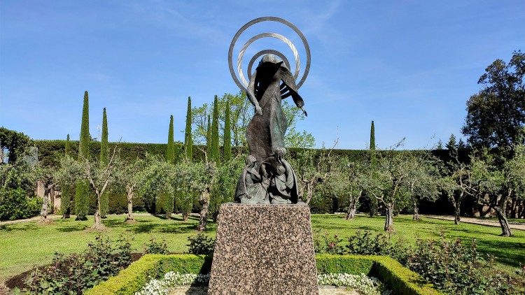 Trong tháng 5, Vatican tổ chức chuyến tham quan đặc biệt vườn Giáo hoàng