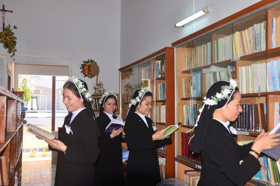 Liệu nữ tu có nên học hành?
