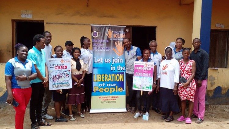 Sơ Justina Nelson sau buổi huấn luyện với nhân viên và các nạn nhân nạn buôn người ở Lagos, Nigeria