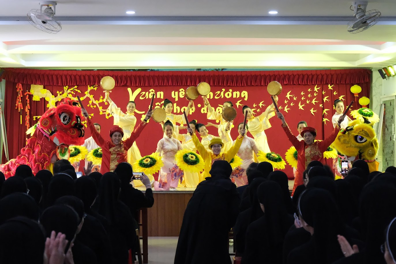 Văn nghệ ngày tất niên 2022