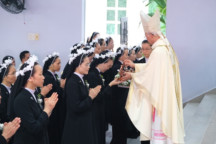 ĐGM trao Thánh Giá cho Khấn Sinh